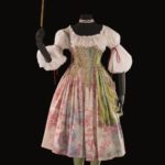 Costume d'Alain Blanchot pour le rôle d'une danseuse dans "Daphnis et Egle et la naissance d'Osiris" de Rameau.