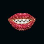 Exposition Medusa broche bouche en perles