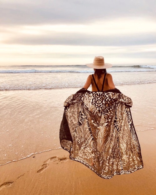 Kimono porté sur un maillot de bain
